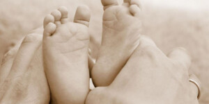 Einzigartige Momentaufnahme Ihres Babys von Nikki Foto – Portraitfotografie, Hengersberg