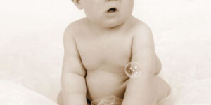 Babyfoto schwarz-weiß von Nikki Foto – Portraitfotografie, Hengersberg