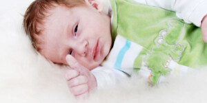 Süßes Babyfoto von Nikki Foto – Portraitfotografie, Hengersberg