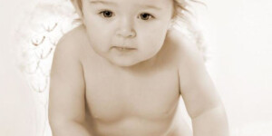 Süßes Babyfoto in schwarz-weiß von Nikki Foto – Portraitfotografie, Hengersberg