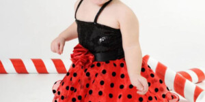 Süßes Babyfoto in Farbe von Nikki Foto – Portraitfotografie, Hengersberg