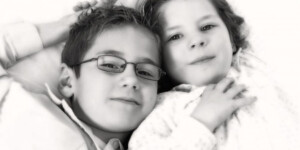 Glückseelige Geschwisterfotografie von Nikki Foto – Portraitfotografie, Hengersberg